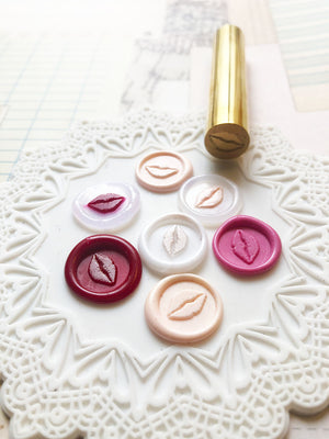 Double-sided Wax Seal 12MM 'Lips' + 'Mémoire' ('唇' + '記憶' 封印) from micmoc.com at Mic Moc